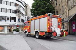 Ein Feuerwehrwagen steht in der Fußgängerzone