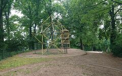 Ein Klettergerüst und ein Holzturm auf dem Spielplatz auf der Hardt