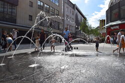 Kinder probieren den neuen Wasserspielplatz auf dem Von-der-Heydt-Platz aus