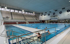 Das große Schwimmbecken in der Schwimmoper mit vereinzelten Schwimmern