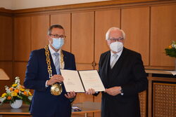Oberbürgermeister Uwe Schneidewind mit dem Geehrten Dr. Josef Beutelmann