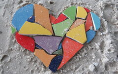Ein Herz aus buntem Mosaik war der Preis für die Gewinner des Treppenlaufs zur Einweihung der Treppe Elbersstraße
