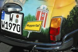 Ein Oldtimer mit Wuppertal-Kennzeichen und dem Bild eines Ortsschilds und des Elienturms
