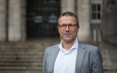 Oberbürgermeister Schneidewind vor dem Rathaus