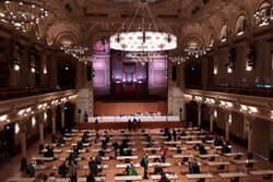 Blick in die große Halle der Stadthalle während einer Ratssitzung