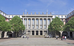 Das Rathaus am Johannes-Rau-Platz