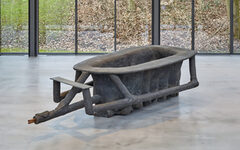 Kunstwerk von Joseph Beuys in der Glashalle des Skulpturenparks