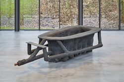 Kunstwerk von Joseph Beuys in der Glashalle des Skulpturenparks