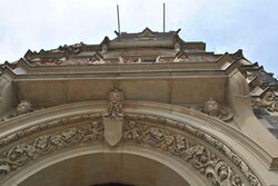 Das Portal des Elberfelder Verwaltungshauses und Blick hoch zum Turm