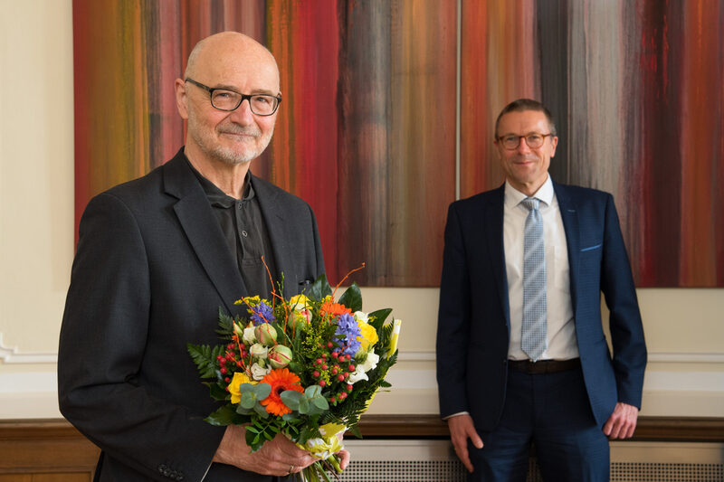 Dr. Hans-Uwe Flunkert wird von Oberbürgermeister Uwe Schneidewind in den Ruhestand verabredet
