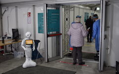 Im Eingangsbereich begrüßt Roboter Pepper die Besucher