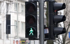 Eine Ampfel zeigt für Fußgänger "grün"