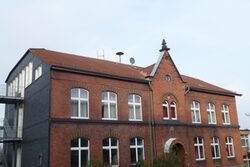 Das Gbäude der Grundschule Dönberg mit einer Sirene auf dem Dach