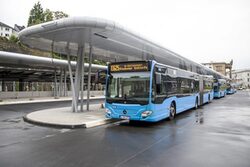 An einer Haltestelle am Busbahnhof steht ein blauer WSW-Bus
