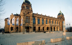 Die Historische Stadthalle mit ihrem Vorplatz