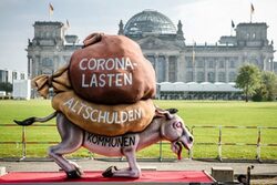 Mit einer satirischen Figur hatte das Aktionsbündnis im Oktober in Berlin auf die schwierige Situation der Kommunen aufmerksam gemacht