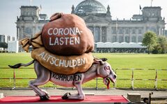 Mit einer satirischen Figur hatte das Aktionsbündnis im Oktober in Berlin auf die schwierige Situation der Kommunen aufmerksam gemacht
