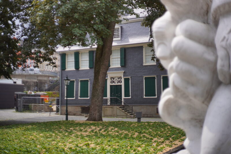 Engelsgarten, im Hintergrund Engels-Haus, im Vordergrund Denkmal Die starke Linke
