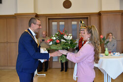 Blumen für die Prinzessin: Oberbürgermeister überreicht Michelle II im 1. Sitzungszimmer im Rathaus einen Strauß.