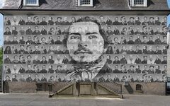 Ein Portrait von Friedrich Engels an einer Hausfassade
