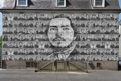 Ein Portrait von Friedrich Engels an einer Hausfassade
