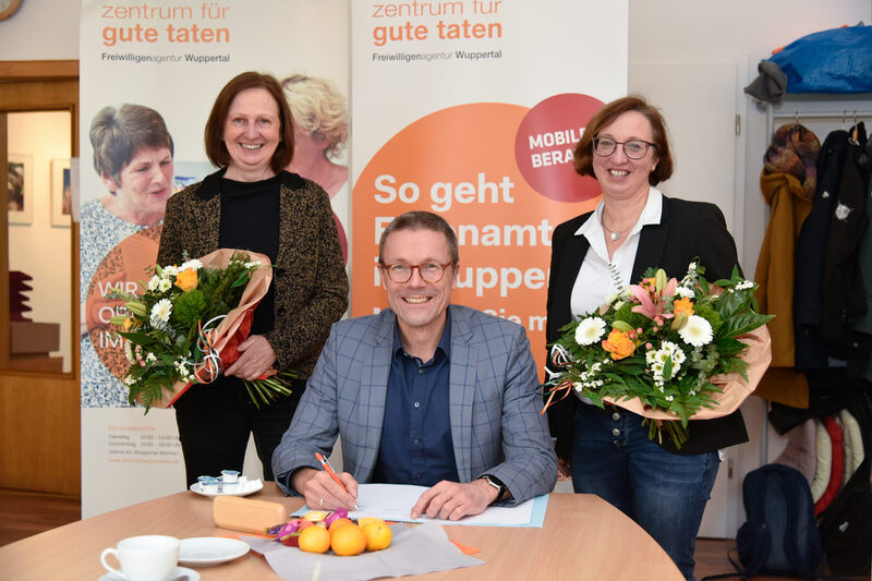 Angelika Leipnitz (l.) geht, Christiane Mooren (r.) kommt: Oberbürgermeister Uwe Schneidewind (Mitte) unterzeichnet Kooperationsvertrag