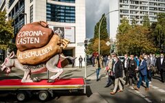 Der satirische Esel und die Vertreter der Städte in Berlin