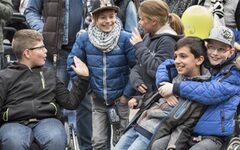 Kinder mit und ohne Rollstuhl eng beeinander