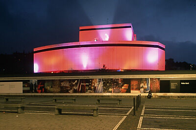Schauspielhaus, in rotes Licht getaucht