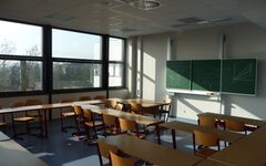 Ein leerer Klassenraum mit Tischen und Stühlen