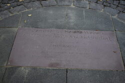 Eine Platte am Eingang zum Platz erinnert an Helene Weber