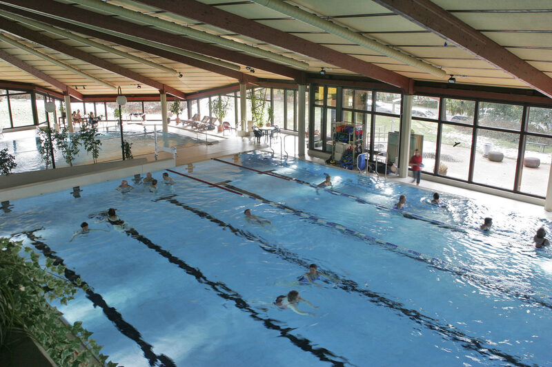 Schwimmbecken mit Schwimmern im Gartenhallenbad Cronenberg