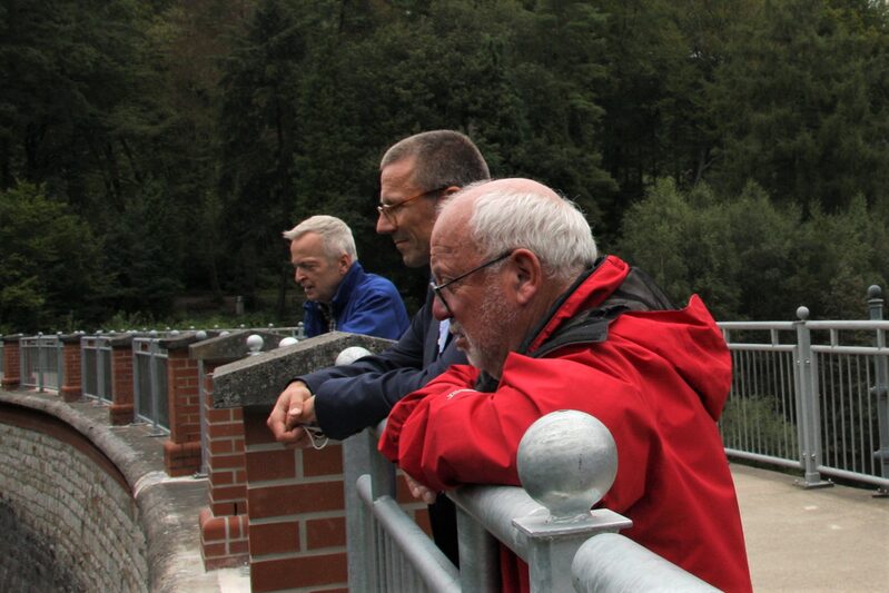 Von links: Talsperrenbetriebsleiter Jürgen Fries, Oberbürgermeister Uwe Schneidewind und Bezirksbürgermeister Harald Scheuermann-Giskes beim Blick von de Talsperrenmauer