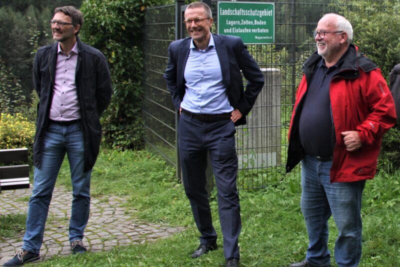 Von links Thomas Klein, stellvertretender Vorstand des Wupperverbandes, Uwe Schneidewind, Bezirksbürgermeister Harald Scheuermann-Giskes