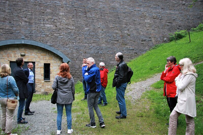 Besucher am Fuß der Ronsdorfer Talsperrenmauer