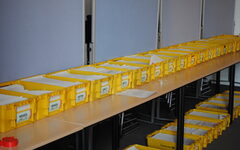 Wahlunterlagen lagern in gelben Kisten