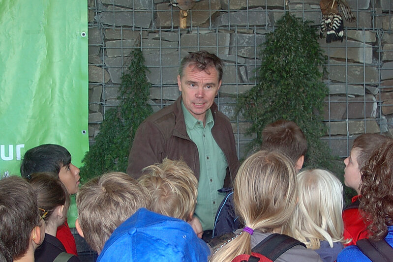 Kinder informieren sich über den Wald