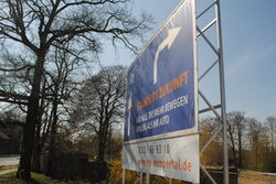 Ein Schild zeigt "Standort Zukunft"