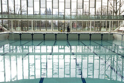 Das Schwimmbecken und die Glasfassade der "Schwimmoper"