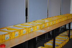 In gelben Behältern stehen im Rathaus die Wahlunterlagen bereit