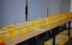 In gelben Behältern stehen im Rathaus die Wahlunterlagen bereit