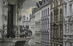 Ein Balkon und Hausfassaden in der Marienstraße