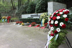 Gedenkstätte am Wenzelnberg mit Kränzen