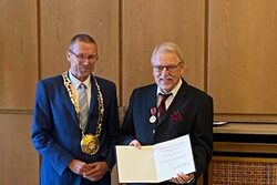 Oberbürgermeister Schneidewind händigte den Verdienstorden mit Urkunde an Hermann-Josef Bresser aus