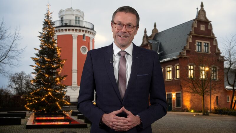 Oberbürgermeister Uwe Schneidewind vor der Weihnachtstanne auf der Hardt