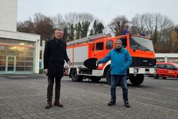 Matthias Nocke, Dezernent für Sicherheit und Ordnung, übergibt symbolischen Fahrzeugschlüssel an Peter Klein vom Verein Mensch zu Mensch