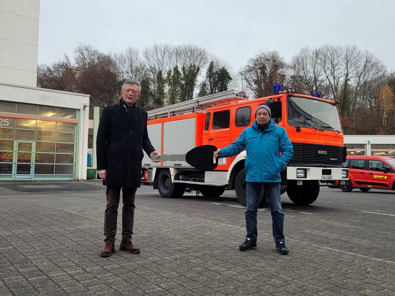 Matthias Nocke, Dezernent für Sicherheit und Ordnung, übergibt symbolischen Fahrzeugschlüssel an Peter Klein vom Verein Mensch zu Mensch