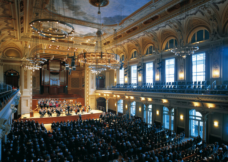 Konzert des Sinfonieorchesters in der Stadthalle vor voll besetzten Rängen