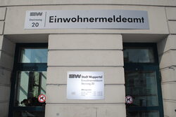 Fassade des Verwaltungsgebäudes am Steinweg mit Schild "Einwohnermeldeamt"