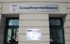 Fassade des Verwaltungsgebäudes am Steinweg mit Schild "Einwohnermeldeamt"